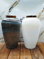 گلدان دکوری 2 بزرگ (گلدان دکوری ارکیده) توضیحات: گلدان دکوری 2 بزرگ (گلدان دکوری ارکیده) با طراحی خاص و چشم‌نواز، انتخابی ایده‌آل برای افرادی است که به دنبال افزودن جلوه‌ای متفاوت و جذاب به دکوراسیون منزل خود هستند. جنس شیشه‌ای با کیفیت و طوقه فلزی آبکاری شده، زیبایی و دوام این گلدان را تضمین می‌کند. ویژگی‌های کلیدی: * جنس: شیشه با کیفیت بالا * رنگ: کاراملی، سفید هفت رنگ، دودی، نقره‌ای، طلایی، آبی رویال * طوقه: فلزی آبکاری شده * کاربرد: مناسب برای گل‌های مصنوعی و طبیعی، دکور میز