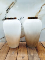 گلدان دکوری 2 بزرگ (گلدان دکوری ارکیده) توضیحات: گلدان دکوری 2 بزرگ (گلدان دکوری ارکیده) با طراحی خاص و چشم‌نواز، انتخابی ایده‌آل برای افرادی است که به دنبال افزودن جلوه‌ای متفاوت و جذاب به دکوراسیون منزل خود هستند. جنس شیشه‌ای با کیفیت و طوقه فلزی آبکاری شده، زیبایی و دوام این گلدان را تضمین می‌کند. ویژگی‌های کلیدی: * جنس: شیشه با کیفیت بالا * رنگ: کاراملی، سفید هفت رنگ، دودی، نقره‌ای، طلایی، آبی رویال * طوقه: فلزی آبکاری شده * کاربرد: مناسب برای گل‌های مصنوعی و طبیعی، دکور میز