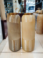 گلدان دکوری ایستاده اطلس پلاس گلدان شیشه‌ای دکوری ایستاده اطلس پلاس، طراحی خاص و چشم‌نواز توضیحات: گلدان دکوری ایستاده اطلس پلاس با طراحی خاص و چشم‌نواز، انتخابی ایده‌آل برای افرادی است که به دنبال افزودن جلوه‌ای متفاوت و جذاب به دکوراسیون منزل خود هستند. جنس شیشه‌ای با کیفیت و طوقه فلزی آبکاری شده، زیبایی و دوام این گلدان را تضمین می‌کند. ویژگی‌های کلیدی: * جنس: شیشه با کیفیت بالا * رنگ: کاراملی، سفید هفت رنگ، دودی، نقره‌ای، طلایی، آبی رویال * طوقه: فلزی آبکاری شده * کاربرد: مناسب برای گل‌های مصنوعی و طبیعی، دکور میز