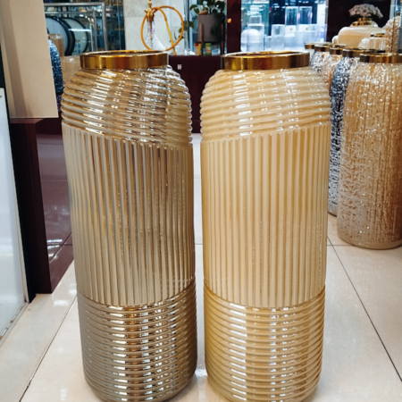 گلدان دکوری ایستاده اطلس پلاس گلدان شیشه‌ای دکوری ایستاده اطلس پلاس، طراحی خاص و چشم‌نواز توضیحات: گلدان دکوری ایستاده اطلس پلاس با طراحی خاص و چشم‌نواز، انتخابی ایده‌آل برای افرادی است که به دنبال افزودن جلوه‌ای متفاوت و جذاب به دکوراسیون منزل خود هستند. جنس شیشه‌ای با کیفیت و طوقه فلزی آبکاری شده، زیبایی و دوام این گلدان را تضمین می‌کند. ویژگی‌های کلیدی: * جنس: شیشه با کیفیت بالا * رنگ: کاراملی، سفید هفت رنگ، دودی، نقره‌ای، طلایی، آبی رویال * طوقه: فلزی آبکاری شده * کاربرد: مناسب برای گل‌های مصنوعی و طبیعی، دکور میز