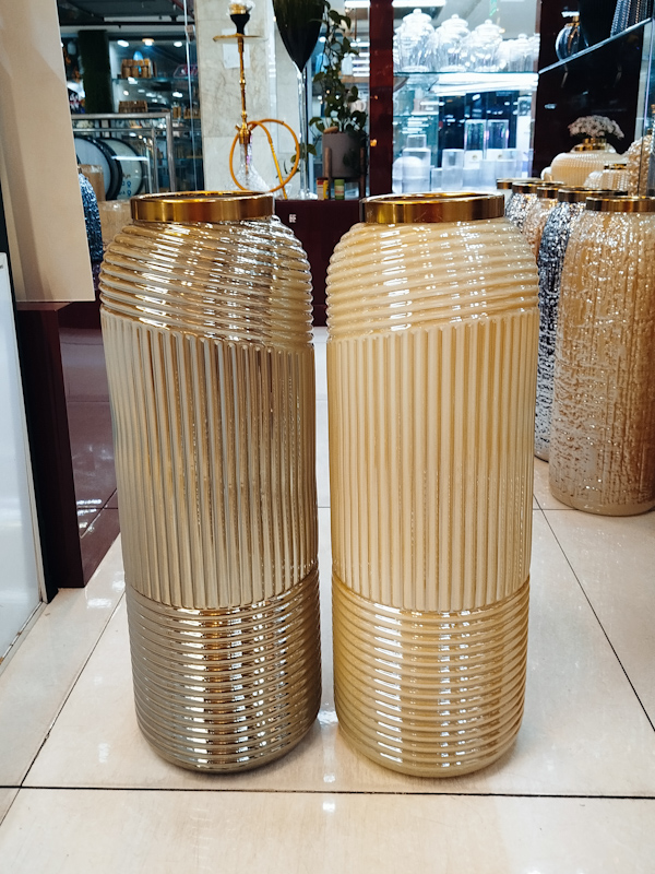 گلدان دکوری ایستاده اطلس پلاس گلدان شیشه‌ای دکوری ایستاده اطلس پلاس، طراحی خاص و چشم‌نواز توضیحات: گلدان دکوری ایستاده اطلس پلاس با طراحی خاص و چشم‌نواز، انتخابی ایده‌آل برای افرادی است که به دنبال افزودن جلوه‌ای متفاوت و جذاب به دکوراسیون منزل خود هستند. جنس شیشه‌ای با کیفیت و طوقه فلزی آبکاری شده، زیبایی و دوام این گلدان را تضمین می‌کند. ویژگی‌های کلیدی: * جنس: شیشه با کیفیت بالا * رنگ: کاراملی، سفید هفت رنگ، دودی، نقره‌ای، طلایی، آبی رویال * طوقه: فلزی آبکاری شده * کاربرد: مناسب برای گل‌های مصنوعی و طبیعی، دکور میز