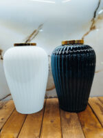 گلدان دکوری کد 2 پلاس لدان شیشه‌ای دکوری کد 2 پلاس، طراحی خاص و چشم‌نواز توضیحات: گلدان دکوری کد 2 پلاس با طراحی خاص و چشم‌نواز، انتخابی ایده‌آل برای افرادی است که به دنبال افزودن جلوه‌ای متفاوت و جذاب به دکوراسیون منزل خود هستند. جنس شیشه‌ای با کیفیت و طوقه فلزی آبکاری شده، زیبایی و دوام این گلدان را تضمین می‌کند. ویژگی‌های کلیدی: * جنس: شیشه با کیفیت بالا * رنگ: کاراملی، سفید هفت رنگ، دودی، نقره‌ای، طلایی، آبی رویال * طوقه: فلزی آبکاری شده * کاربرد: مناسب برای گل‌های مصنوعی و طبیعی، دکور میز