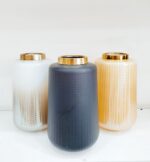 گلدان دکوری لیون در 3 سایز گلدان شیشه‌ای دکوری لیون متوسط، طراحی ساده و زیبا توضیحات: گلدان دکوری لیون متوسط با طراحی ساده و زیبا، انتخابی ایده‌آل برای افرادی است که به دنبال افزودن جلوه‌ای آرامش‌بخش و زیبا به دکوراسیون منزل خود هستند. جنس شیشه‌ای با کیفیت و طوقه فلزی آبکاری شده، زیبایی و دوام این گلدان را تضمین می‌کند. ویژگی‌های کلیدی: * جنس: شیشه با کیفیت بالا * رنگ: کاراملی، سفید هفت رنگ، دودی، نقره‌ای، طلایی، آبی رویال * طوقه: فلزی آبکاری شده * کاربرد: مناسب برای گل‌های مصنوعی و طبیعی، دکور میز