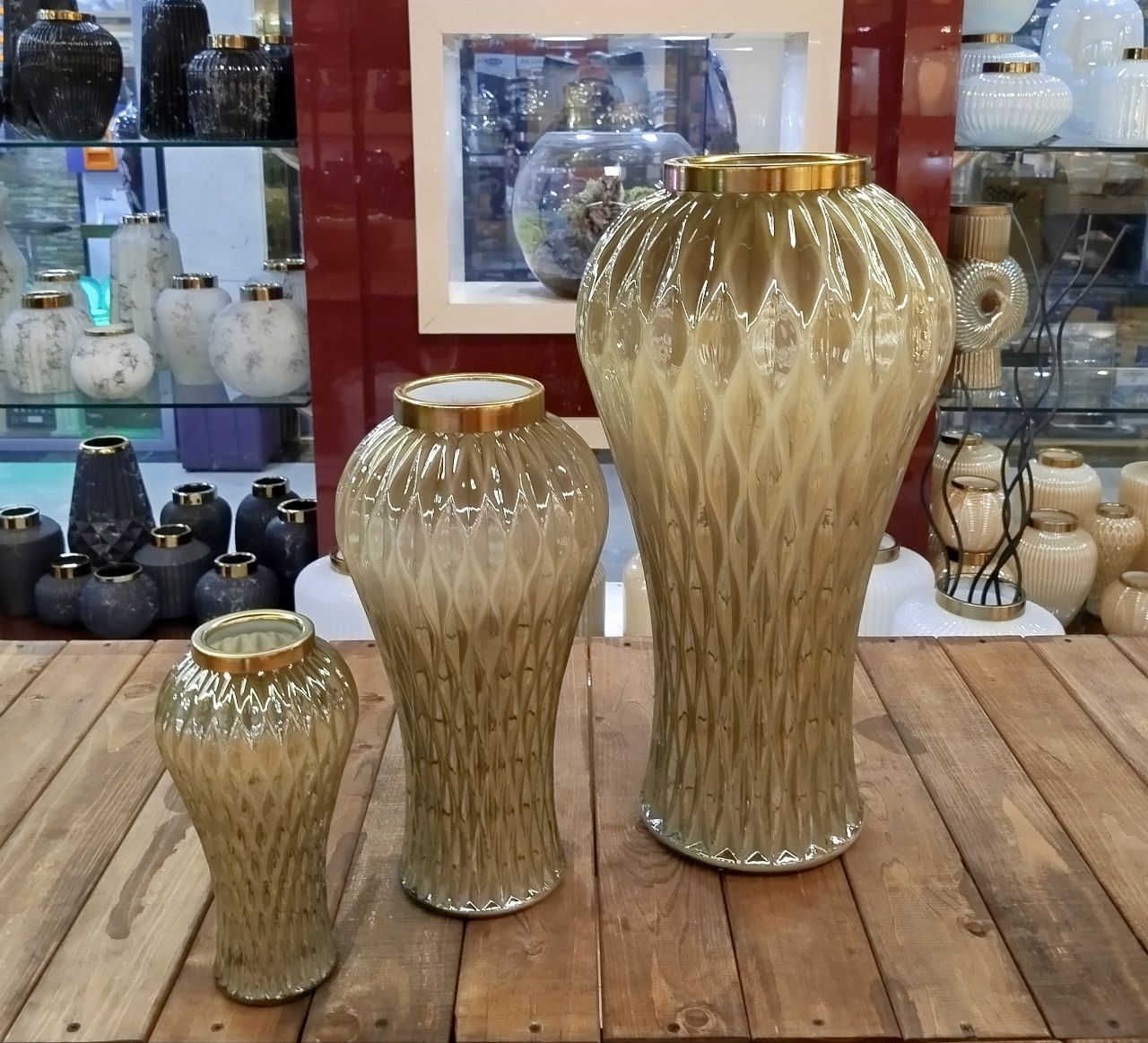 گلدان دکوری پتوس در 3 سایز گلدان شیشه‌ای دکوری پتوس ، طراحی ظریف و جمع‌وجور گلدان دکوری پتوس کوچک با طراحی ظریف و جمع‌وجور، انتخابی ایده‌آل برای افزودن جلوه‌ای زیبا و لطیف به فضاهای کوچک منزل شماست. جنس شیشه‌ای با کیفیت و طوقه فلزی آبکاری شده، زیبایی و دوام این گلدان را تضمین می‌کند. ویژگی‌های کلیدی: * جنس: شیشه با کیفیت بالا * رنگ: کاراملی، سفید هفت رنگ، دودی، نقره‌ای، طلایی، آبی رویال * طوقه: فلزی آبکاری شده * کاربرد: مناسب برای گل‌های مصنوعی و طبیعی، دکور میز