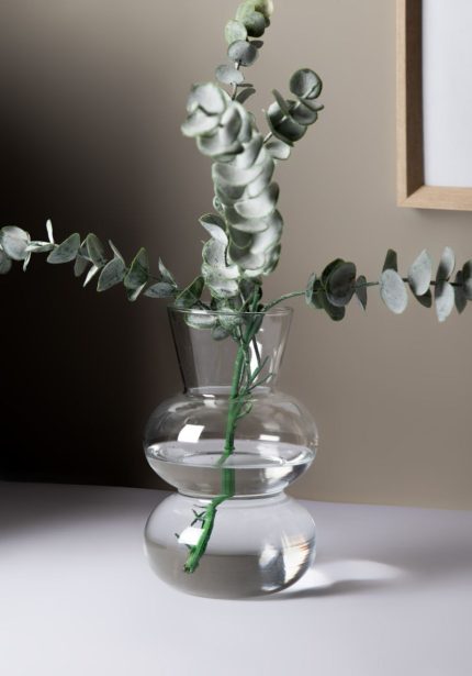 گلدان شیشه ای هیلدا مناسب برای گلهای شاخه ای و دسته گل های مصنوعی و طبیعی